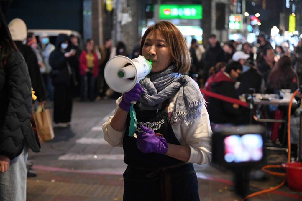 ▲李翊君愛吃夜市小吃洗碗小心割到手（三立提供）
