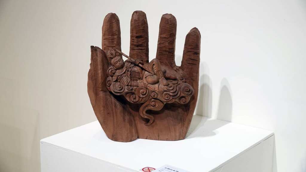 ▲柯錦中老師作品《高枕無憂》則顛覆西遊記中孫悟空被壓在五指山的印象,而是悠哉自在地姿態,神情自然又栩栩如生。(記者林明佑攝)