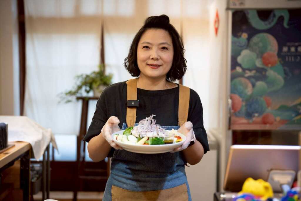 ▲職人餐桌由在地釀醬品牌攜手主廚職人，帶領參與者感受釀醬的魔法。（屏東縣客家事務處提供）