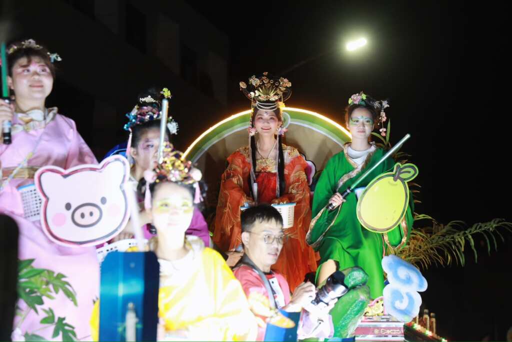 陳壁君身穿以金紅為主色的「龍魚裝」,頭戴龍鱗飾、身披魚鱗織布,背部飄逸魚尾飾品華麗登場。(記者廖承恩翻攝)