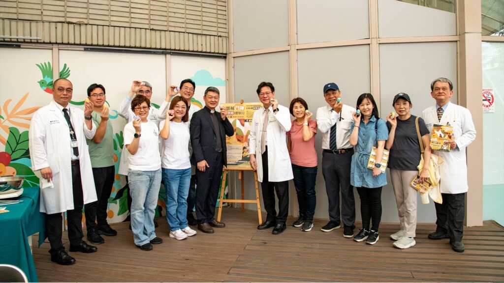 ▲彰基董事長兵政隆牧師(中左)、總院長陳穆寬教授(中右)及院長室長官,一起做彩蛋紀念耶穌基督復活。(彰基醫院提供)