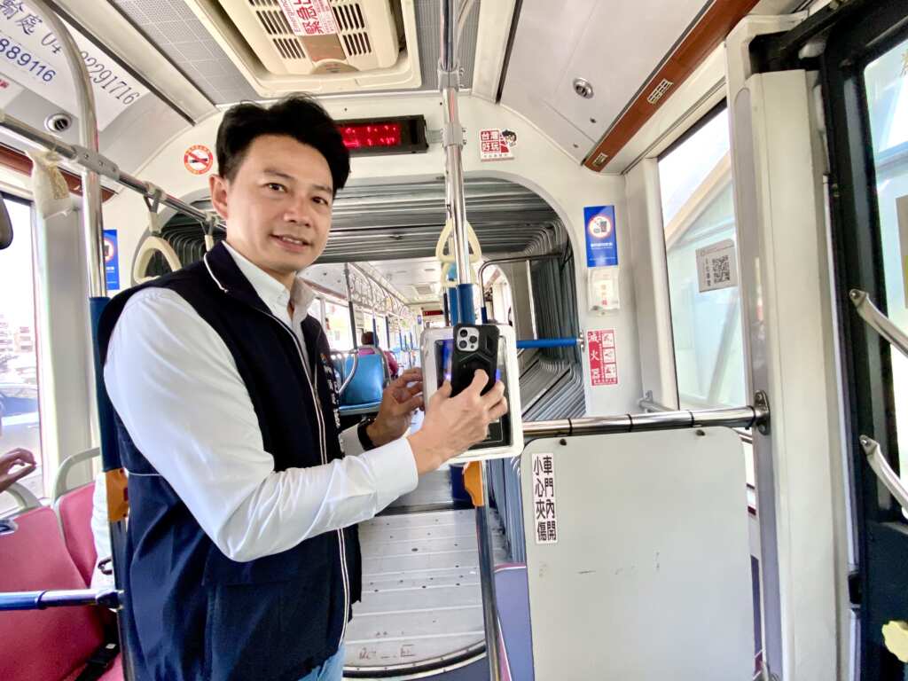 市民限定乘車碼推出後,市民持手機掃碼搭乘公車即享雙十公車優惠