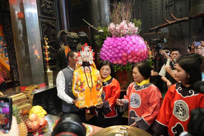 朝天宮董事長蔡咏锝與縣長張麗善恭迎媽祖,莊嚴出巡祈福安民。(記者廖承恩翻攝)