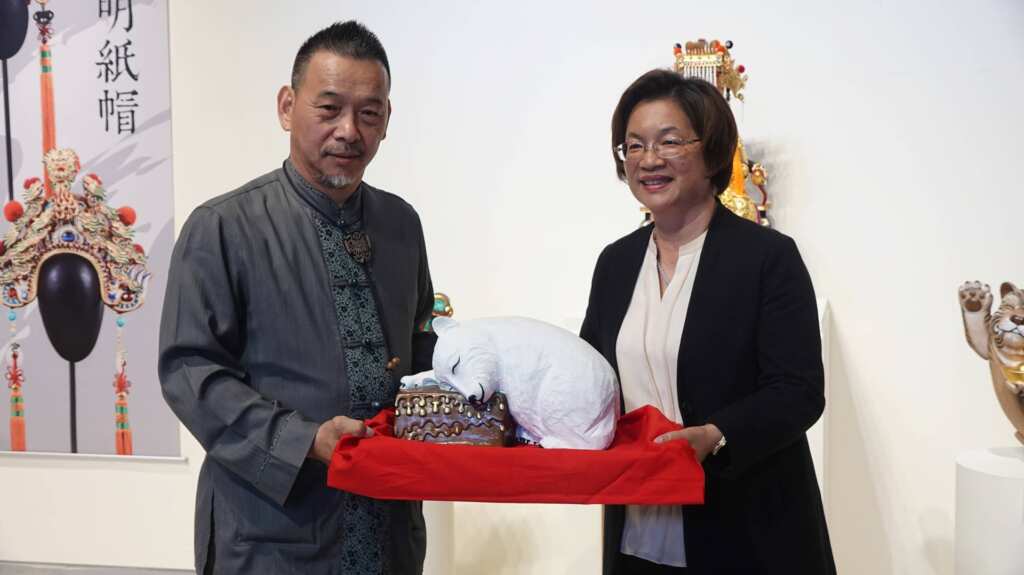 ▲柯錦中老師送一座「無愁」的裝置藝術,展示在彰化縣立美術館外,歡迎民眾前往欣賞。 (記者林明佑攝)