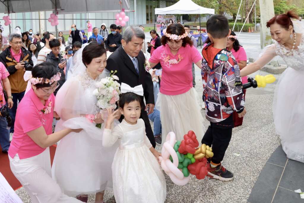 「長照宣導暨銀髮婚紗秀」活動中,有全家大小一起來見證,場面十分溫馨。