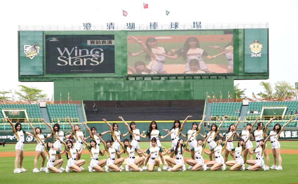 ▲賽前啦啦隊Wing Stars全員到齊,帶來動感十足的精彩演出,現場氣氛熱烈沸騰。(高雄市運發局提供)