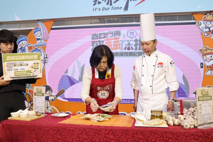 張麗善示範蒜香料理,蒜泥 白肉、塔香油封香氣四溢。(記者廖承恩翻攝)