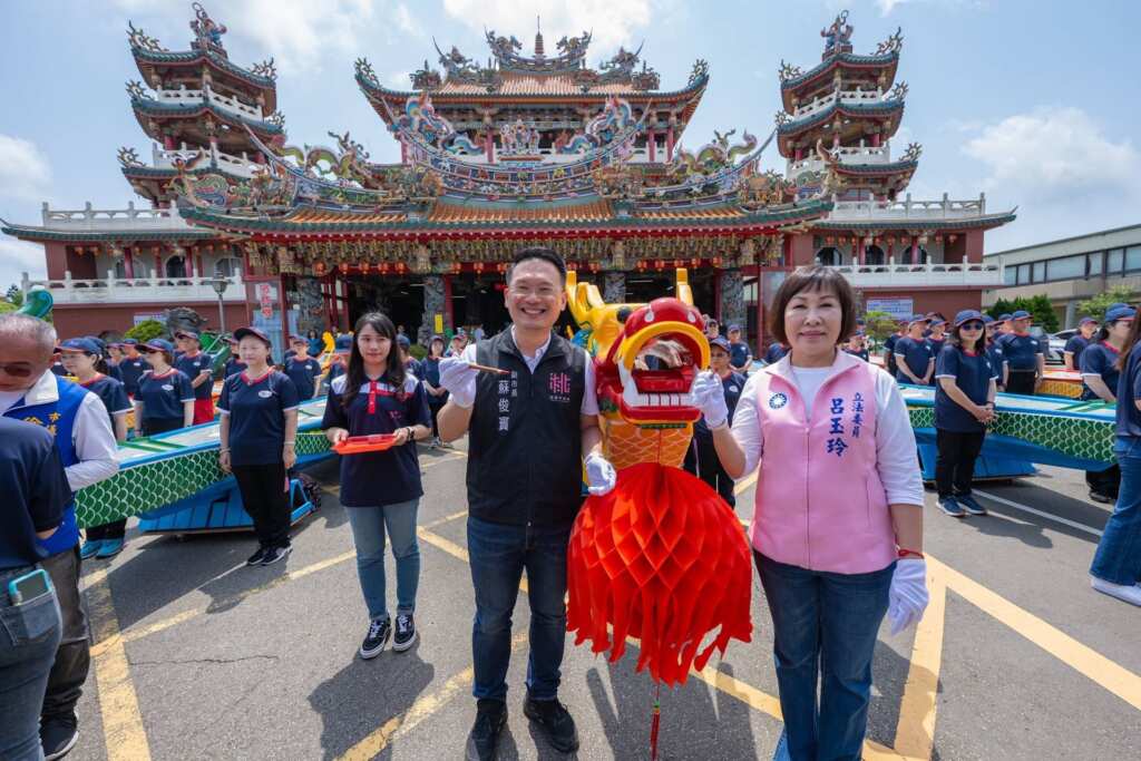 ▲桃園市副市長蘇俊賓和呂玉玲委員進行龍舟點睛儀式。（桃園市政府提供）