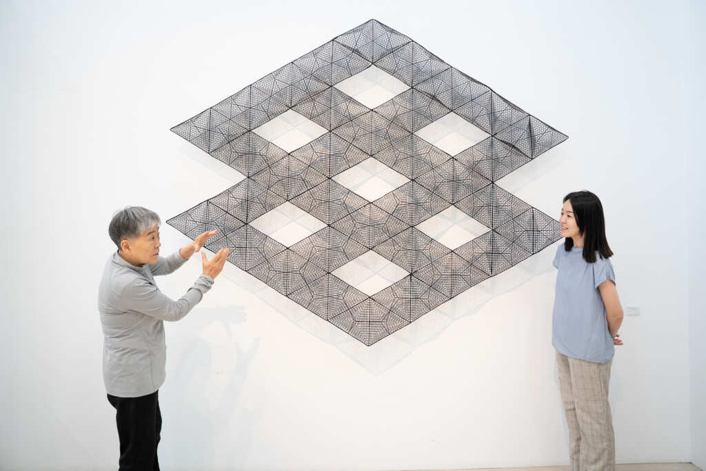 耗時數月完成、深具挑戰的《菱形系列》作品,中間簍空處需精準計量測鋼線的承重