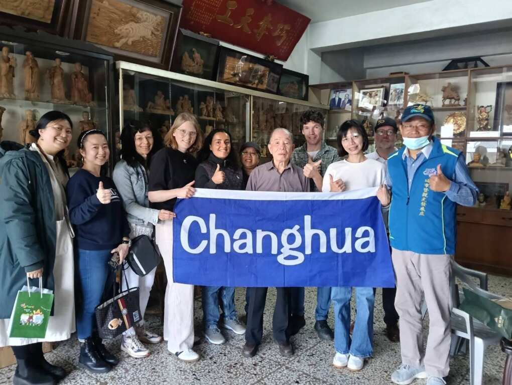 ▲參訪人間國寶施至輝妝佛工作室。(彰化縣政府提供)