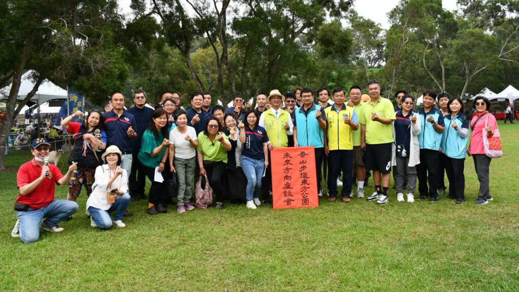 ▲林世賢市長和青農們在香山步道.東方公園大合影-。(記者林明佑翻攝)