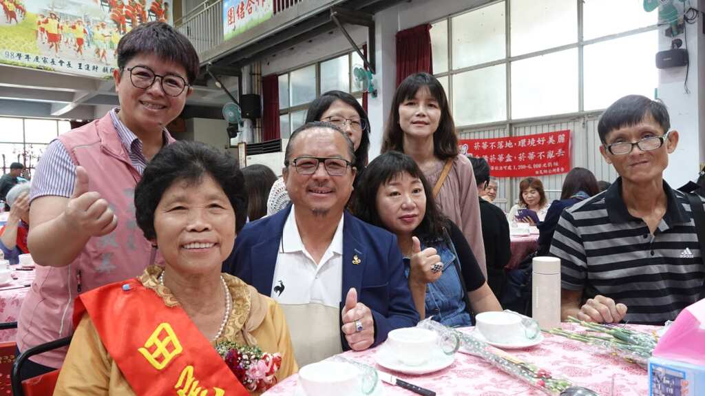 ▲田尾鄉長許淑美與縣模範母親代表黃葉麗一家人合照。（記者林明佑攝）
