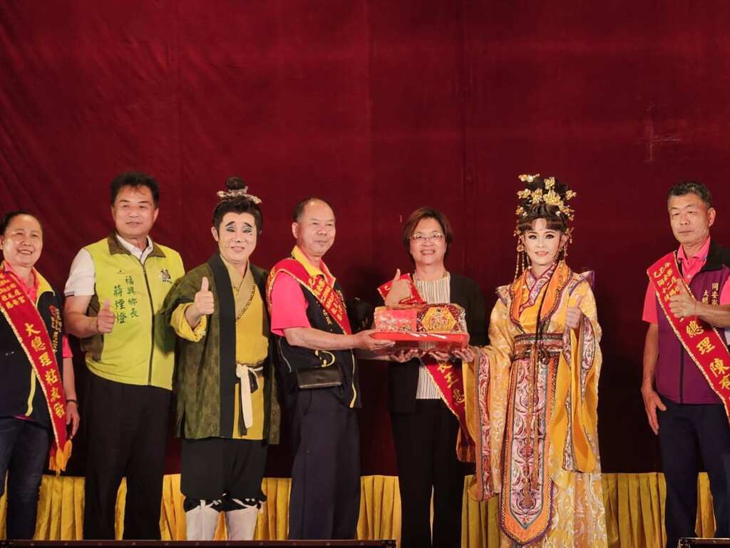 ▲同安寮十二庄請媽祖，遶境隊伍駐蹕值年大公館社尾庄慈安宮，並特別邀請明華園日字戲劇團演出慶賀大戲《馬車伕與大捕快》，縣長王惠美也親臨現場，與鄉親一同感受傳統戲曲的魅力。（彰化縣文化局提供）