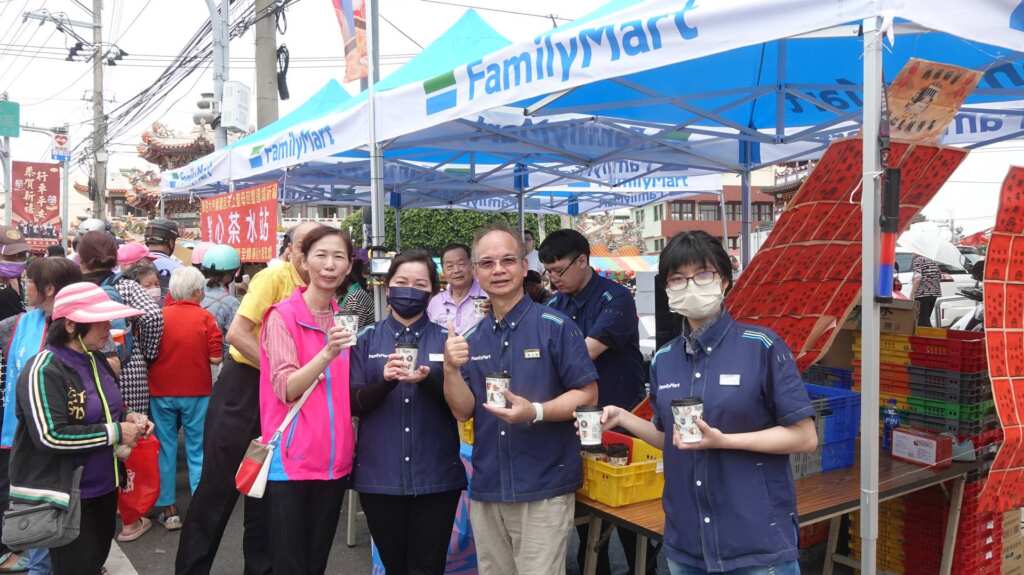▲全家白沙坑店店長謝忠儒夫妻帶領全店同仁一同發送咖啡給香燈腳飲用。(記者林明佑攝)