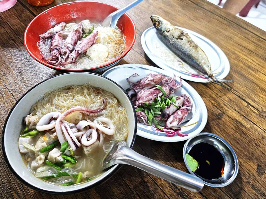 ▲鼻頭漁港旁餐廳的在地美味海鮮料理。(新北市漁業處提供)