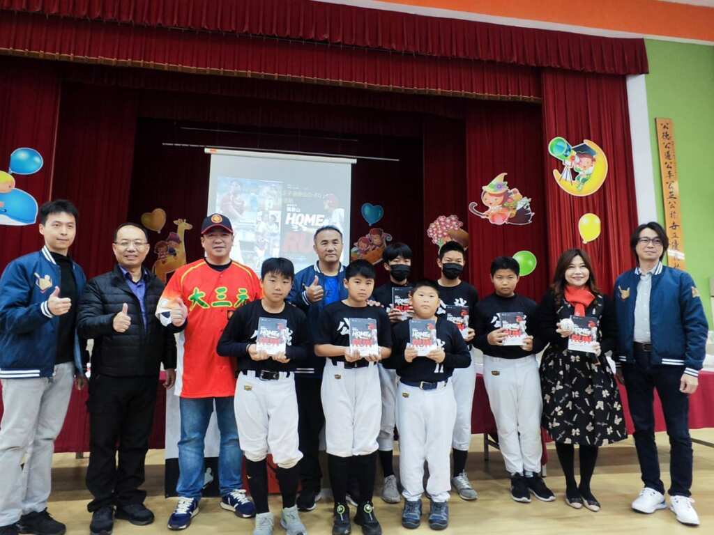 棒球英雄張泰山贈書簽名球。(記者廖承恩翻攝)