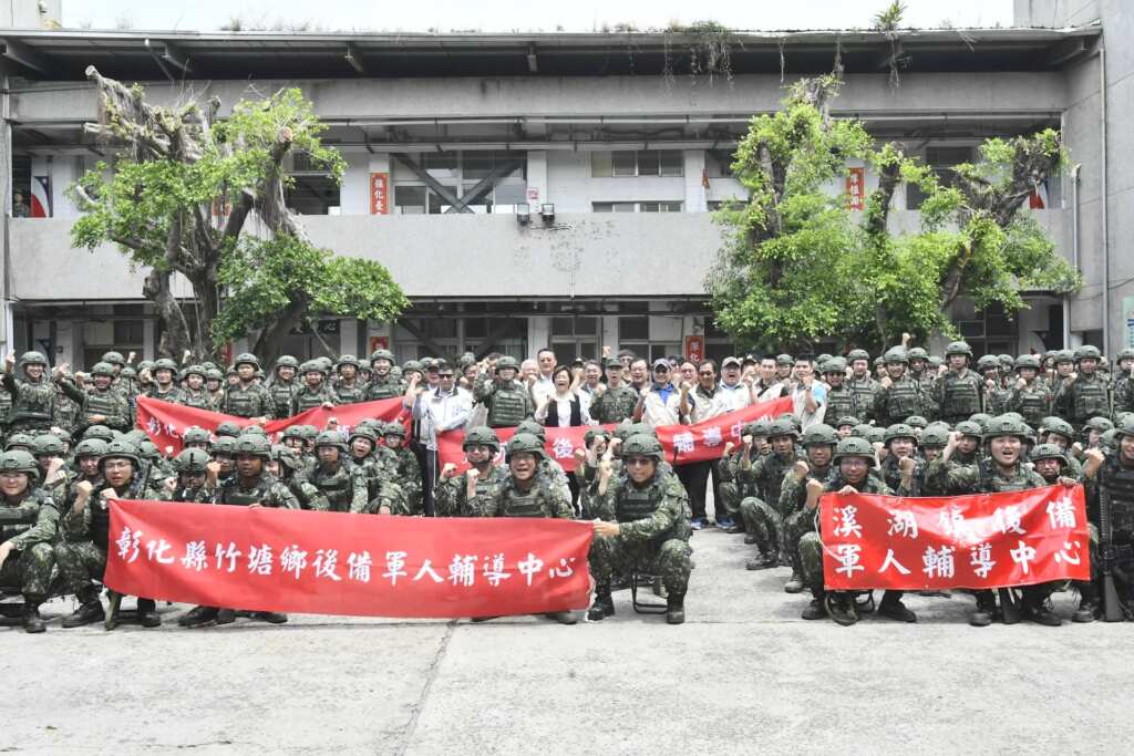 ▲彰化縣長王惠美在彰化縣軍人服務站長魏治民等人陪同下，前往台中成功嶺營區慰勞彰化縣後備旅後備軍人教育召集訓練的弟兄計558人。（彰化縣政府提供）