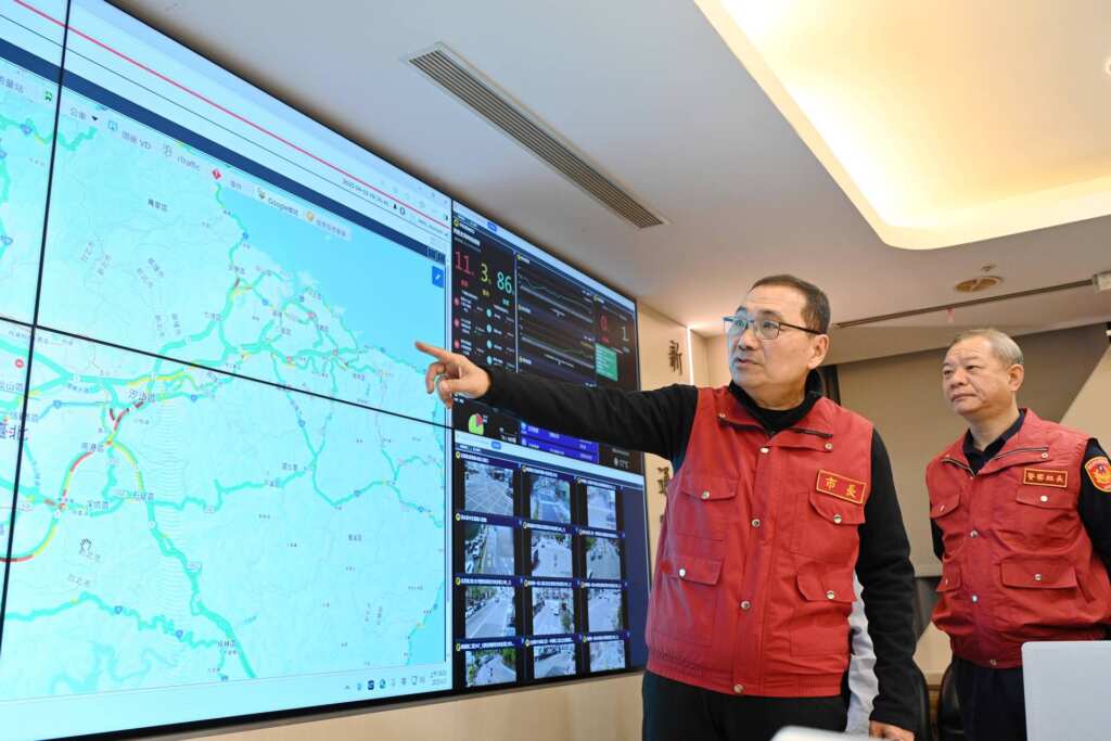 ▲視察清明連假首日路況,侯友宜呼籲市民掃墓多利用接駁專車。(新北市交通局提供)