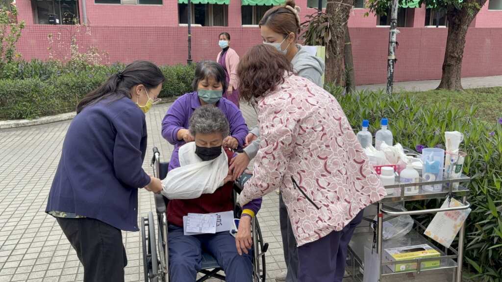 ▲危機時刻顯專業，彰化榮家護理團隊組臨時急救站守護生命。（記者林明佑翻攝）