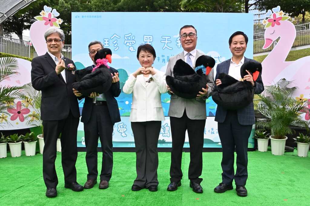 ▲盧秀燕嫁女兒歡送「鵝」子、女「鵝」，與北市府、北大與東大「結親家」。（記者張玉泰攝）