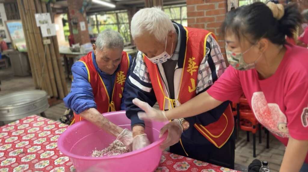 ▲製作古早味芋頭粿。(記者林明佑翻攝)