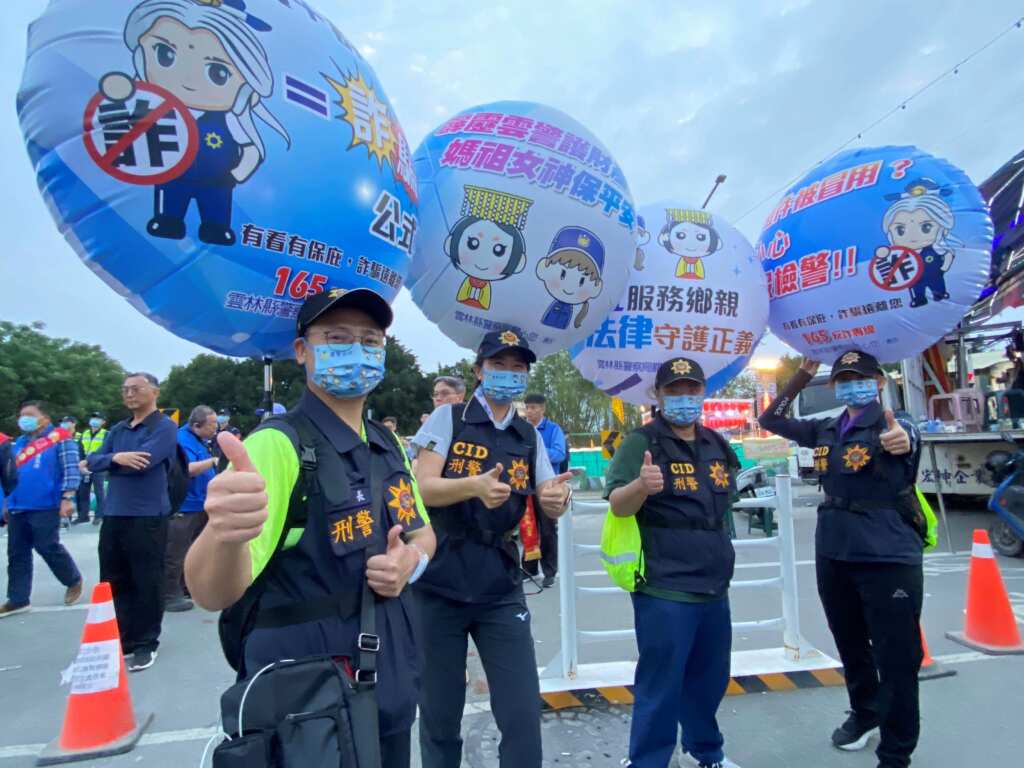 雲林警方迎接媽祖女神,同時高舉大氣球向香客防詐宣導。(記者廖承恩翻攝)