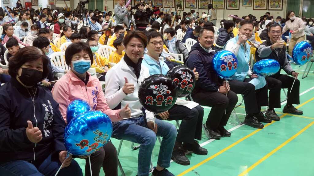 ▲員林市代理市長賴致富於今日上午前往員林國小，與員林國小校長蕭勝斌、家長會長朱文村及彰化縣議員凃俊任、老師一同為全校兒童歡慶兒童節。（記者林明佑攝）