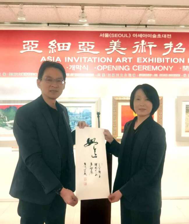 ▲林家同總院長114-4-12於韓國首爾亞細亞藝術展開開幕式致贈手寫「如意」兩字給韓國文化藝術研究會。(記者林明佑翻攝)
