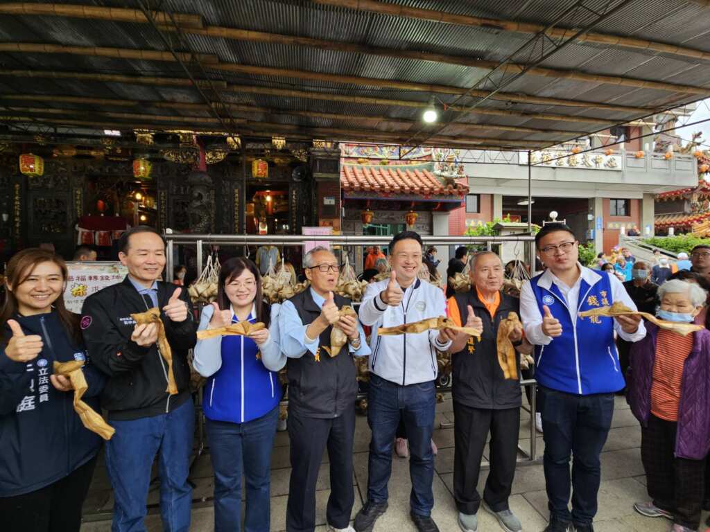 ▲桃園市副市長蘇俊賓今日前往南崁五福宮，出席「玄壇元帥聖誕祈安遶境慶典」並參與千人解粽求好運活動，透過親手解繩結，象徵解開心結或壞運，取粽食用即可祈福消災、帶來好運。（桃園市政府提供）
