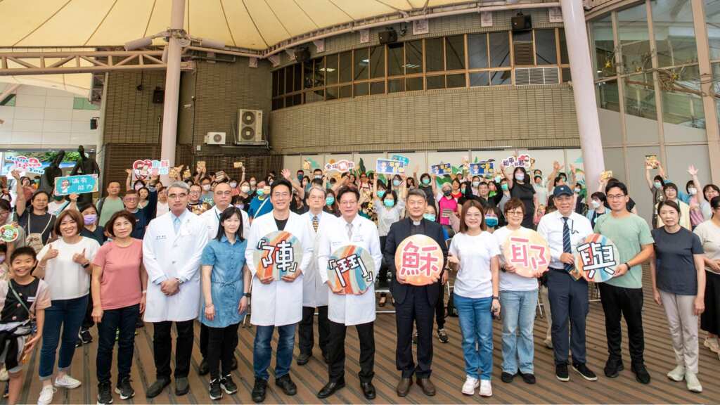 ▲活動當天，由彰基董事長兵政隆牧師(前排中右)、總院長陳穆寬教授(前排中左）及院長室長官們帶領300名員工及眷屬參加。（彰基醫院提供）