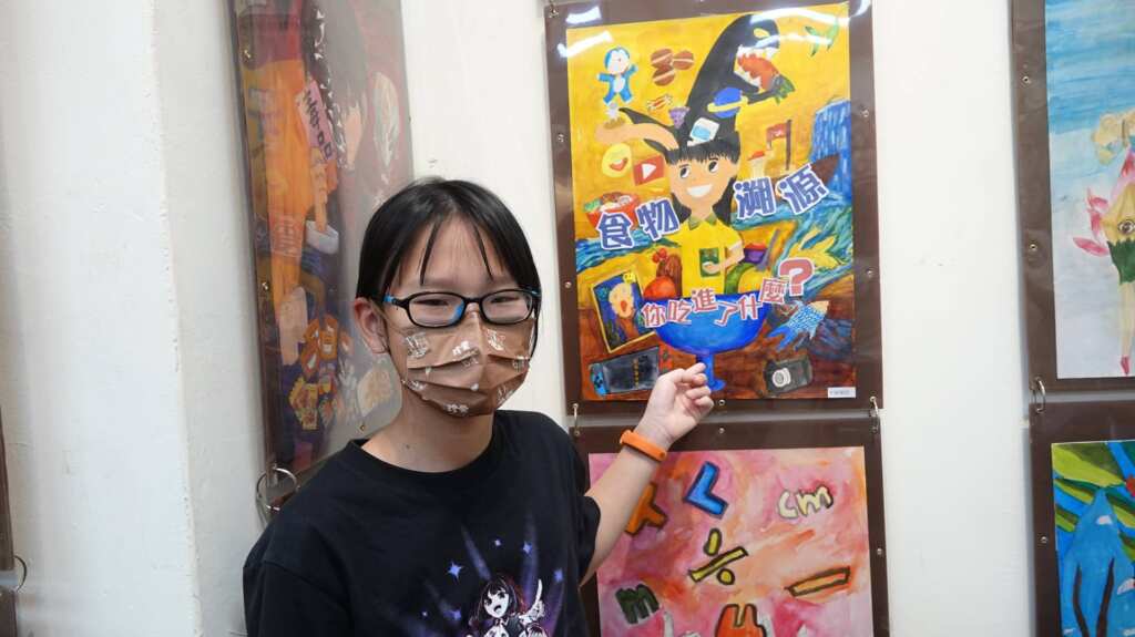 ▲陳姓學生與繪畫作品合影。(記者林明佑攝)