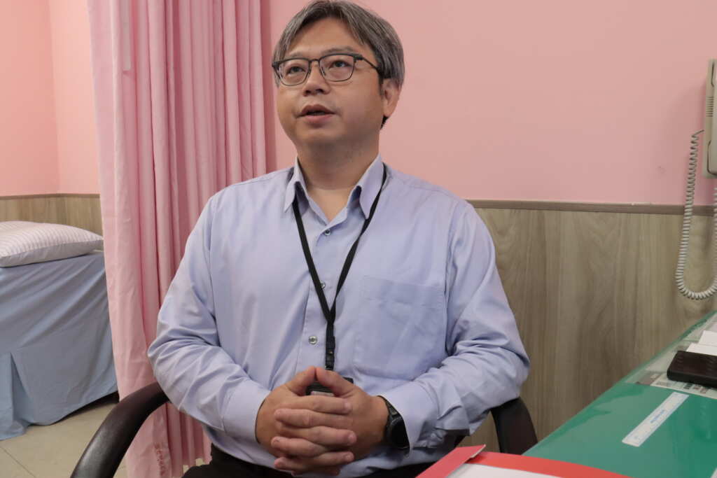 ▲彰化醫院胸腔外科主任林聿騰表示,位於胸部正中間的胸骨很硬,一旦骨折非常痛,經胸骨復位固定手術才解痛。(彰化醫院提供)