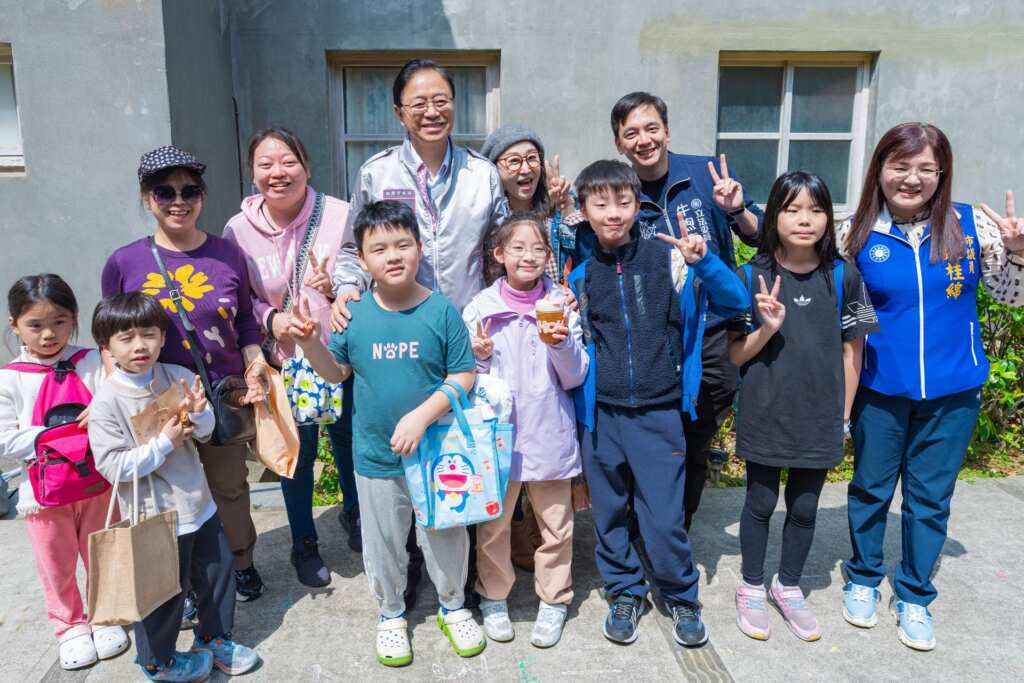 ▲桃園市長張善政和現場民眾熱情合影。（桃園市文化局提供）