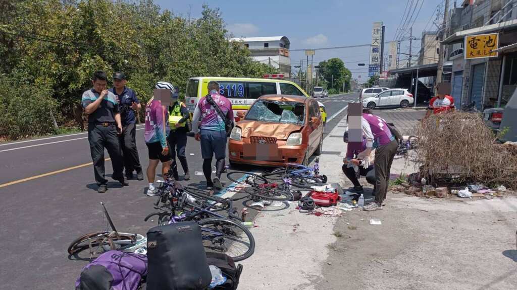 ▲一輛自小客車疑似跨越對向車道，直衝進車隊中，導致學生來不及閃避，多人倒地，現場一片混亂。（民眾提供）