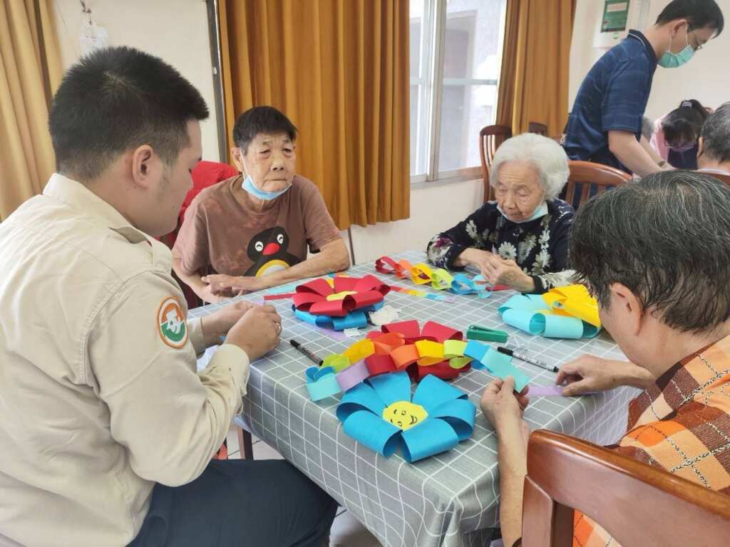 ▲為了提供長輩們更多的學習和休閒活動，彰化榮家於1日辦理「長榮愛起飛~榮家藝起動」系列活動紙藝課程，帶領長輩們展開一段充滿樂趣與成就感的學習之旅。（記者林明佑翻攝）