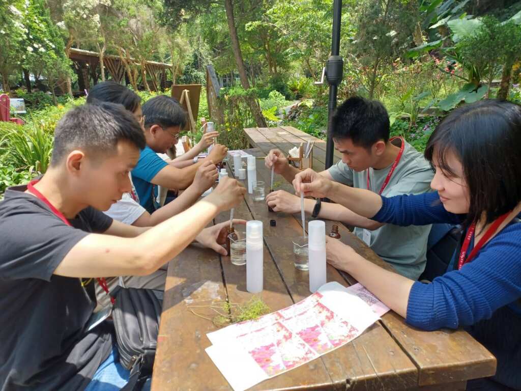 參加者體驗精油DIY ,製作純天然精油,療癒心靈。