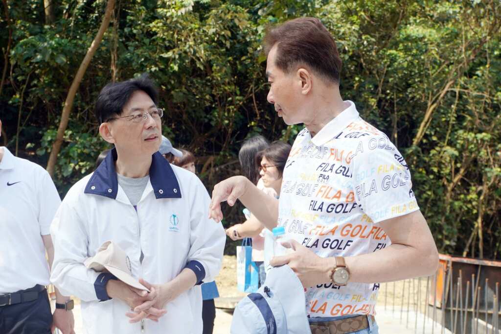 ▲大村鄉鄉長賴志銘(右)與大葉大學校長方文昌(左)交流。(記者林明佑翻攝)