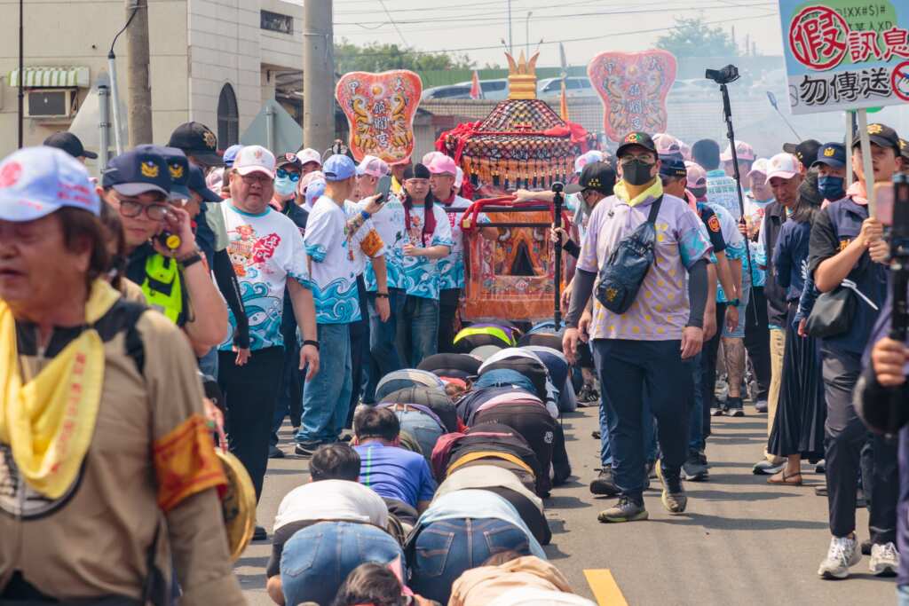 大甲鎮瀾宮媽祖遶境嘉義縣新港鄉，民眾排隊鑽轎底，盼媽祖恩澤廣被，庇佑眾生平安順遂，福佑嘉義永續昌盛。