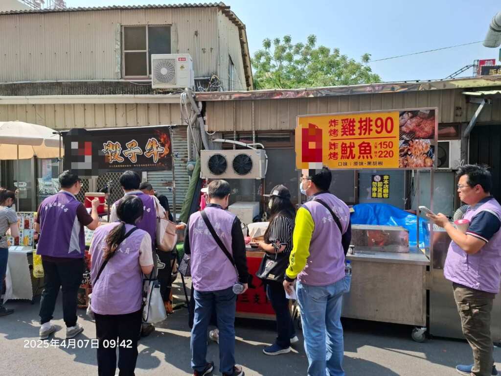 嘉義縣衛生局強化民眾食安,啟動聯合稽查小組,針對奉天宮商圈及沿途路線食品業者,進行地毯式稽查。