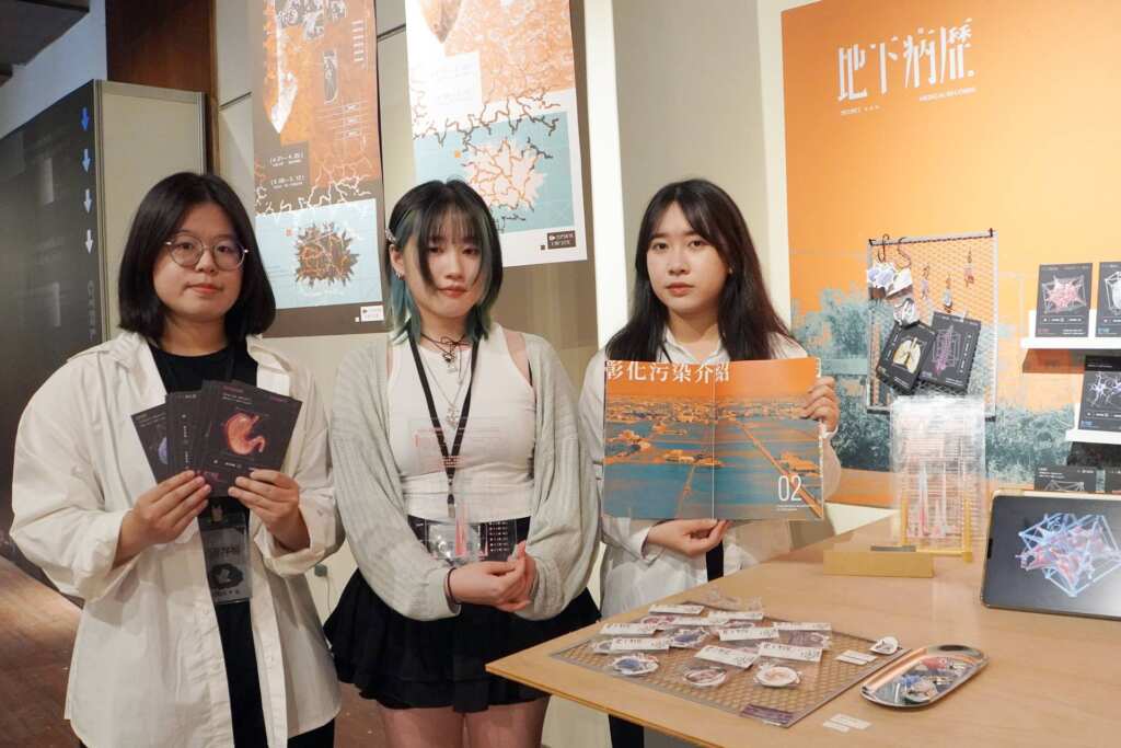 ▲大葉大學設計系「地下病歷」團隊將金屬汙染對人體器官的影響視覺化。(記者林明佑翻攝)