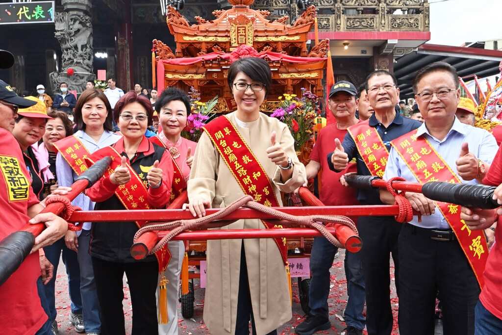 ▲南投縣長許淑華扶轎,財神爺起駕,遶境活動正式開始。(記者張玉泰攝)