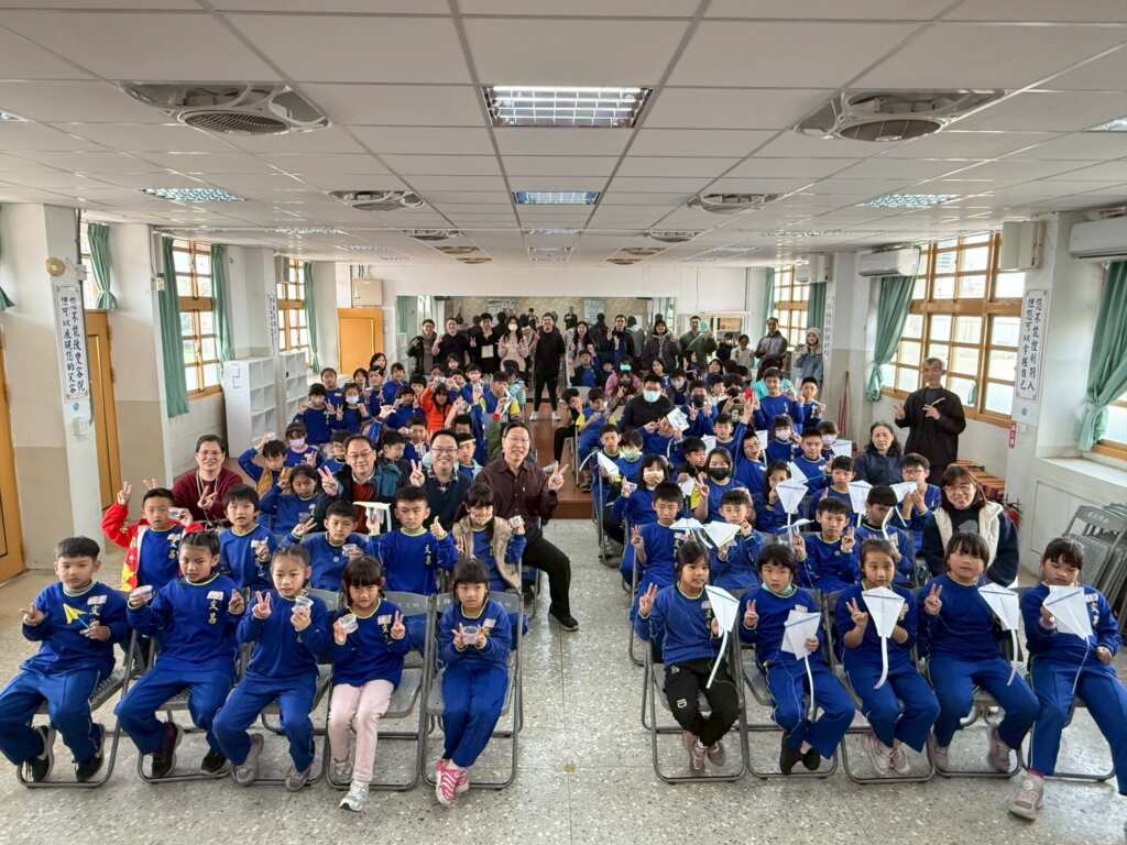 ▲大葉大學前往文昌國小舉辦科學營。(記者林明佑翻攝)