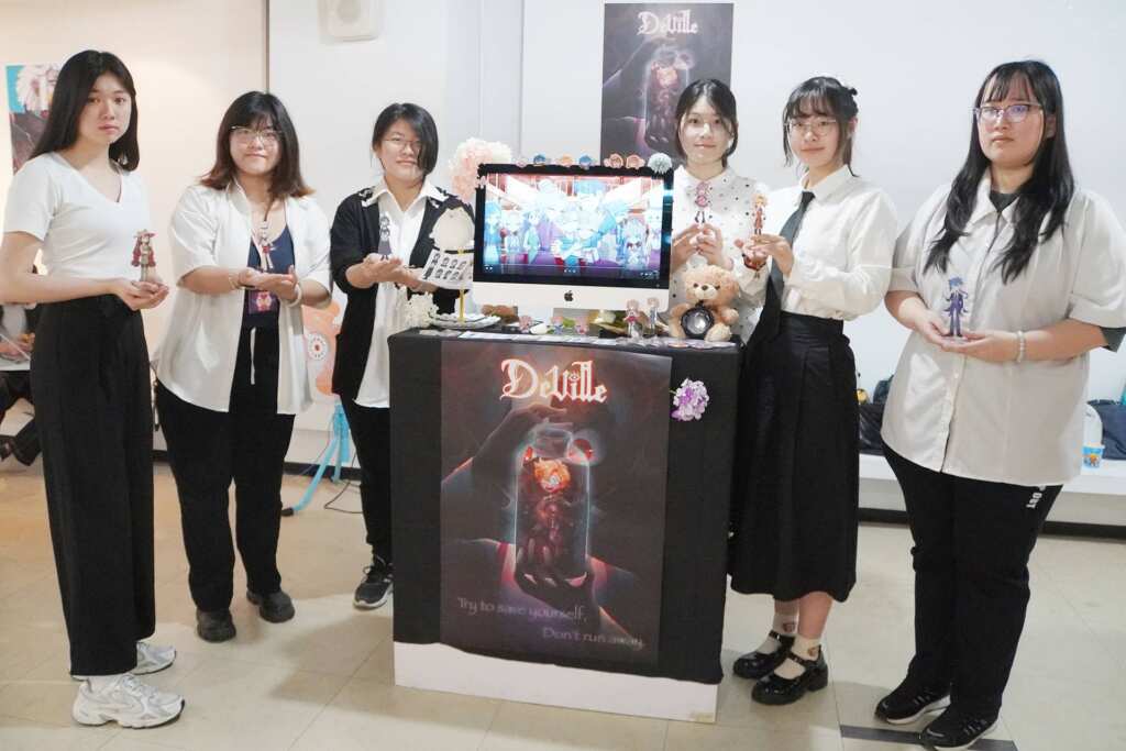 ▲大葉大學多媒體學程大四生展示動畫作品「Deville」及周邊。(記者林明佑翻攝)