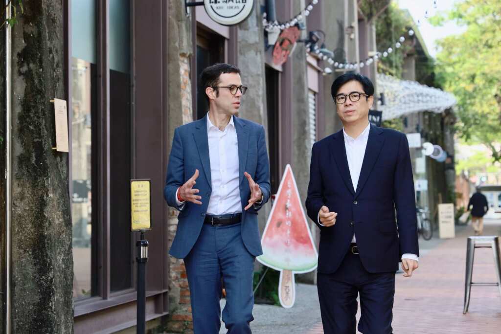 ▲高雄市長陳其邁與法國在台協會主任龍燁前往駁二拍片，宣傳2025法國生活節升級亮點。（高雄市政府提供）