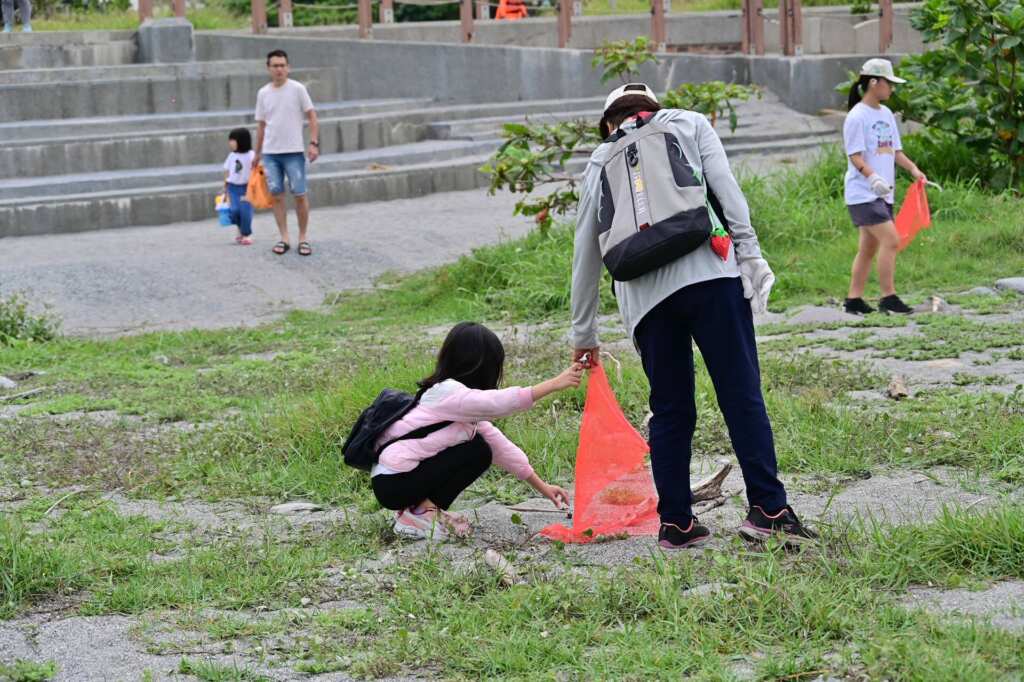 ▲活動號召政府機關、國軍、民間團體(NGO)、宗教團體、企業、志工、社區居民及親子等約700人參與。（臺東縣環境保護局提供）