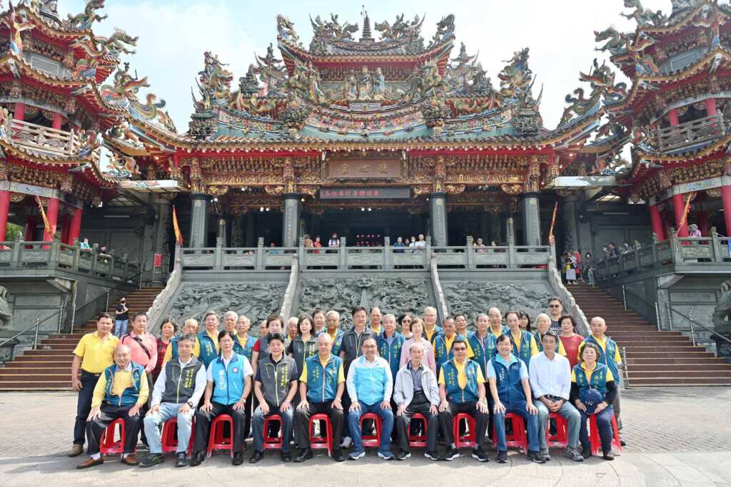 ▲侯友宜感謝廟方、里長與在地士紳關心地方事務,對公益慈善付出不遺餘力。(新北市政府提供)