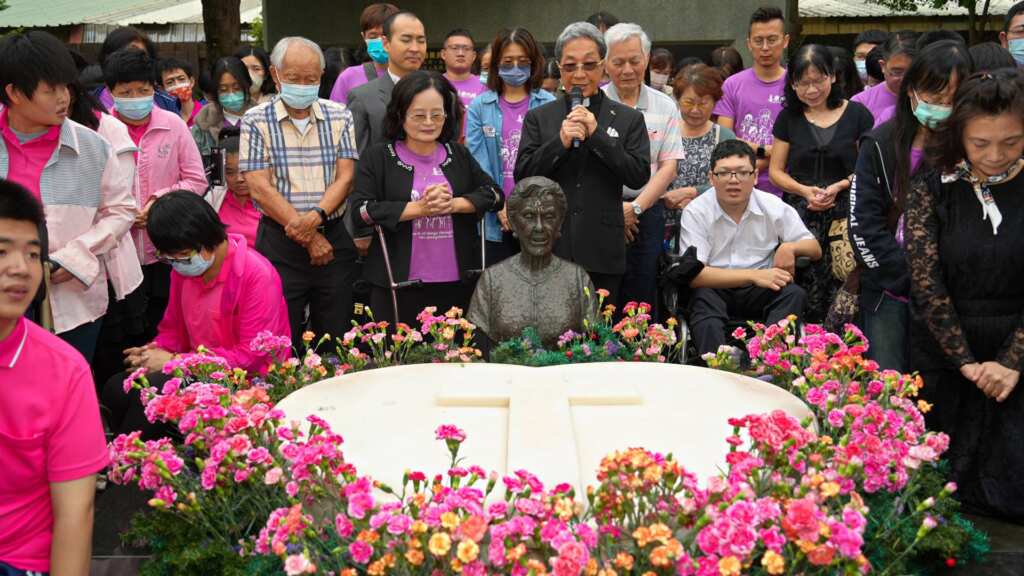 ▲莊孝盛董事長帶領禱告。（喜樂保育院提供）