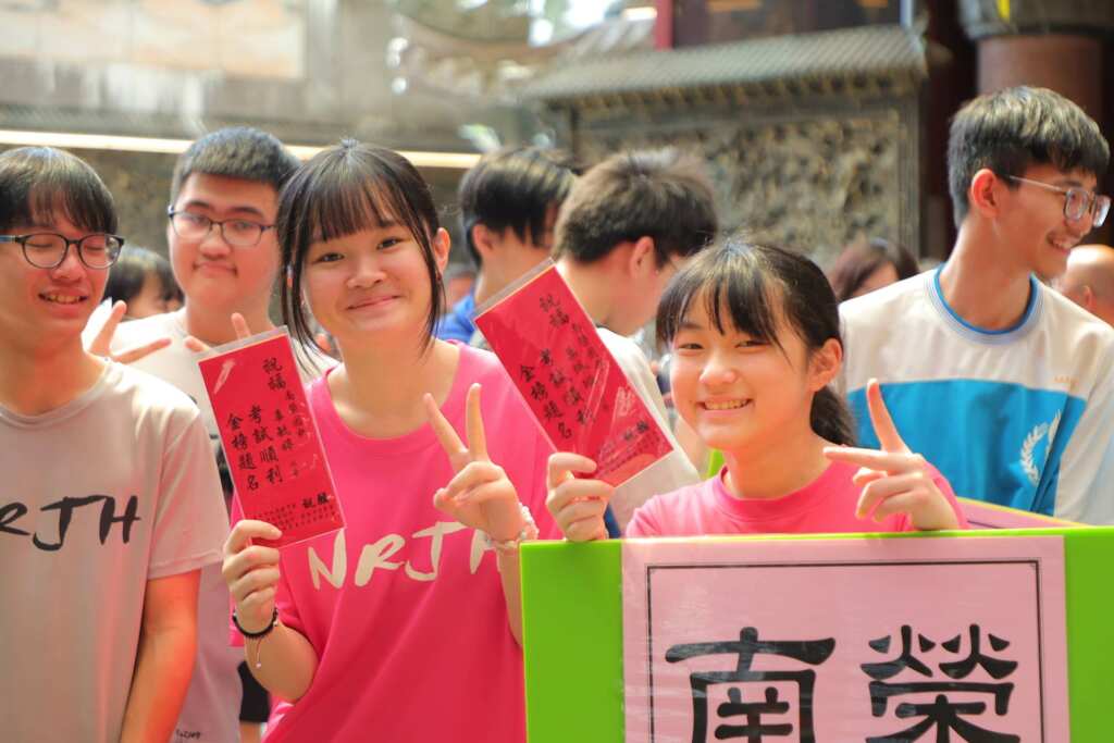 ▲國中應屆考生及家長虔誠參與祈福儀式 。（基隆市政府提供）