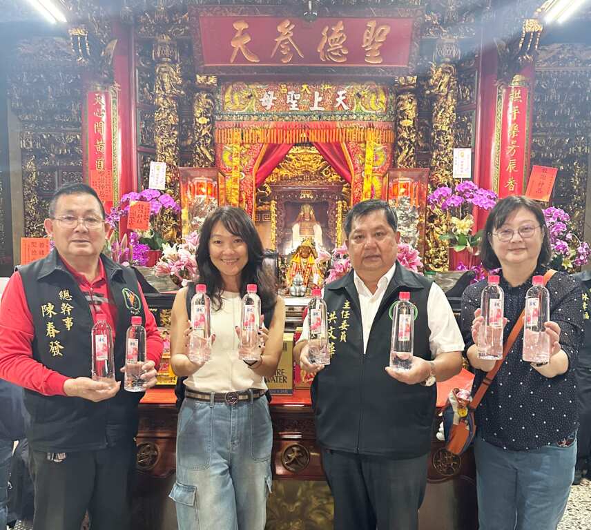 ▲泰山企業長官與拱天宮代表共同推薦泰山純水白沙屯媽祖聯名款。（泰山企業提供）