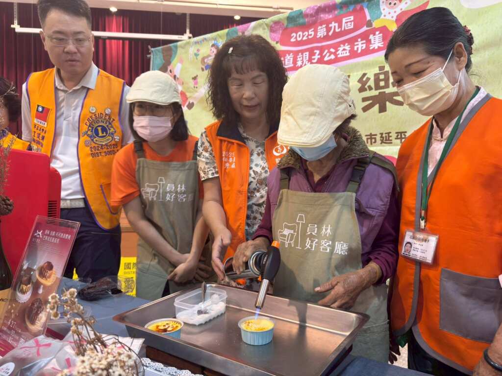 ▲78歲獨居素梅阿嬤化身不老攤主體驗製作公益市集超人氣甜點烤布蕾。(弘道老人福利基金會提供)